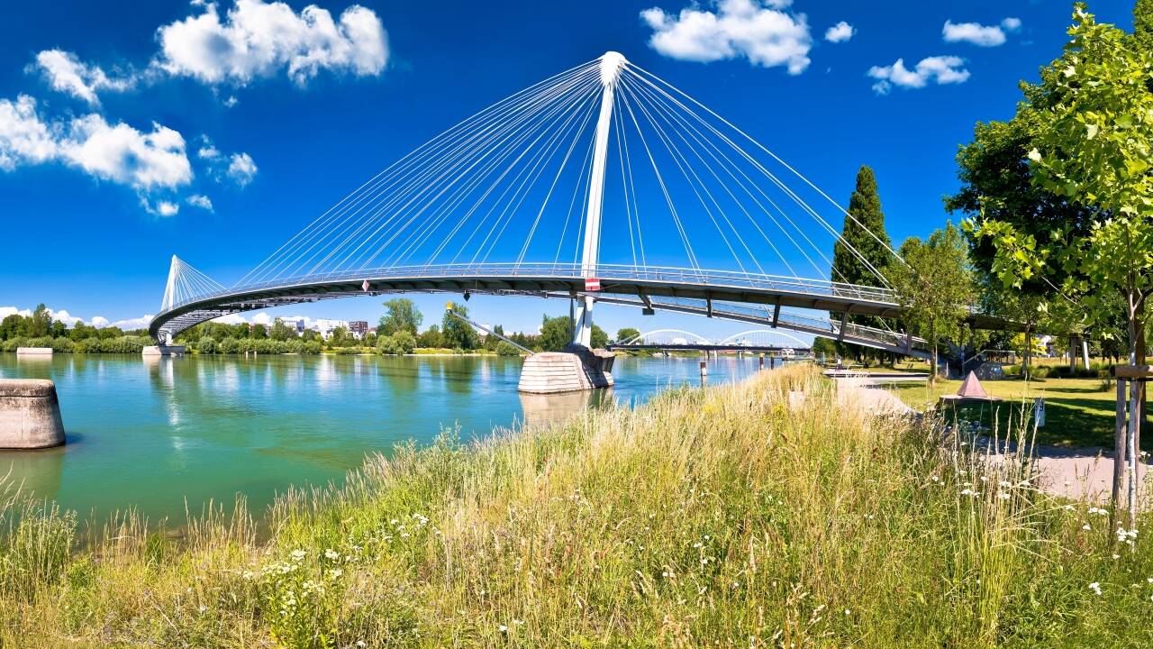 Diese markante Fußgängerbrücke verbindet Deutschland und Frankreich und bietet eine malerische Verbindung zwischen Kehl und Straßburg.