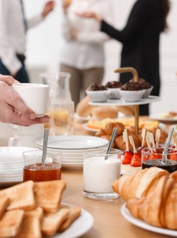 Börja dagen med en frukost med regionala produkter, ofta ekologiska och med lite förpackning – inklusive färska bakverk, frukt och kaffe från Coffee Fellows.