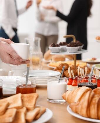 Beginnen Sie Ihren Tag mit einem Frühstück aus regionalen, wenig verpackten und oft biologischen Produkten – darunter frisches Gebäck, Obst und Kaffee von Coffee Fellows.