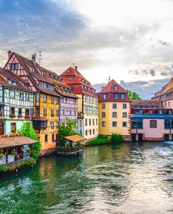 In nur kurzer Zeit erreichen Sie Straßburgs Altstadt, bekannt für ihre Kanäle, farbenfrohen Fachwerkhäuser und das lebendige Flair.