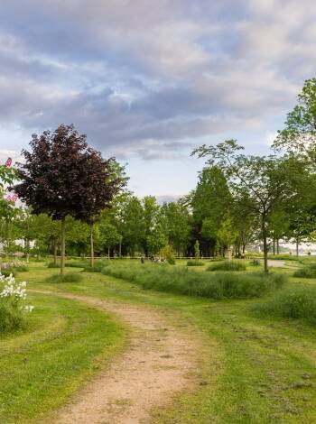 Trädgården De Två Stränder, en 50 hektar stor gränsöverskridande park, ligger direkt intill hotellet.