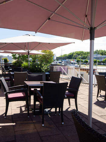 Koppla av på hotellets rymliga terrass – perfekt för att njuta av något gott att äta eller dricka utomhus.