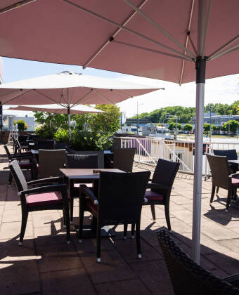 Entspannen Sie auf der großzügigen Terrasse des Hotels – ideal, um Snacks oder Getränke im Freien zu genießen.