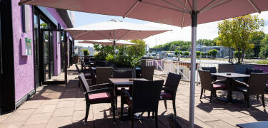 Entspannen Sie auf der großzügigen Terrasse des Hotels – ideal, um Snacks oder Getränke im Freien zu genießen.