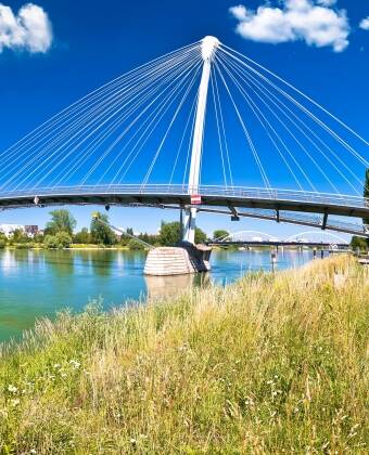 Diese markante Fußgängerbrücke verbindet Deutschland und Frankreich und bietet eine malerische Verbindung zwischen Kehl und Straßburg.