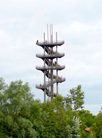 Besök det 44 meter höga utsiktstornet Weiẞtannenturm, byggt av lokala silvergranar och med fantastisk utsikt över området.
