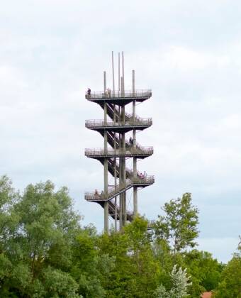 Besuchen Sie den 44 Meter hohen Weißfichtenturm, der aus einheimischer Weißfichte erbaut wurde – von hier aus können Sie einen weiten Panoramablick auf die Umgebung genießen.