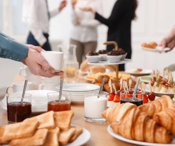 Börja dagen med en frukost med regionala produkter, ofta ekologiska och med lite förpackning – inklusive färska bakverk, frukt och kaffe från Coffee Fellows.