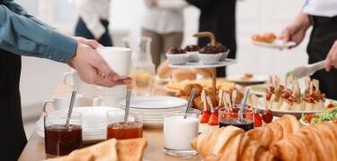 Beginnen Sie Ihren Tag mit einem Frühstück aus regionalen, wenig verpackten und oft biologischen Produkten – darunter frisches Gebäck, Obst und Kaffee von Coffee Fellows.