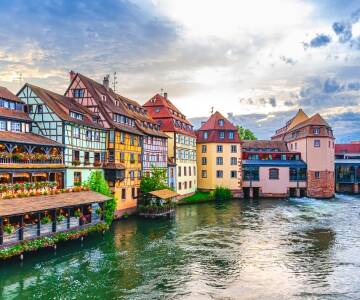 In nur kurzer Zeit erreichen Sie Straßburgs Altstadt, bekannt für ihre Kanäle, farbenfrohen Fachwerkhäuser und das lebendige Flair.