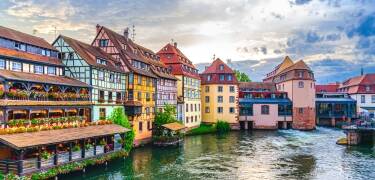 In nur kurzer Zeit erreichen Sie Straßburgs Altstadt, bekannt für ihre Kanäle, farbenfrohen Fachwerkhäuser und das lebendige Flair.