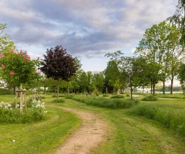 Direkt neben dem Hotel befindet sich der Garten der zwei Ufer – ein 50 Hektar großer grenzüberschreitender Park.