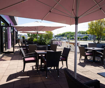 Slapp av på hotellets store terrasse – ideell for å nyte snacks eller noe å drikke utendørs.