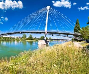Diese markante Fußgängerbrücke verbindet Deutschland und Frankreich und bietet eine malerische Verbindung zwischen Kehl und Straßburg.