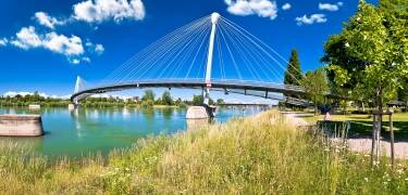 Diese markante Fußgängerbrücke verbindet Deutschland und Frankreich und bietet eine malerische Verbindung zwischen Kehl und Straßburg.