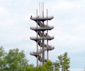 Besøk det 44 meter høye Weiβtannenturm utsiktstårnet, bygget av lokale sølvgraner, og nyt panoramautsikt over området.