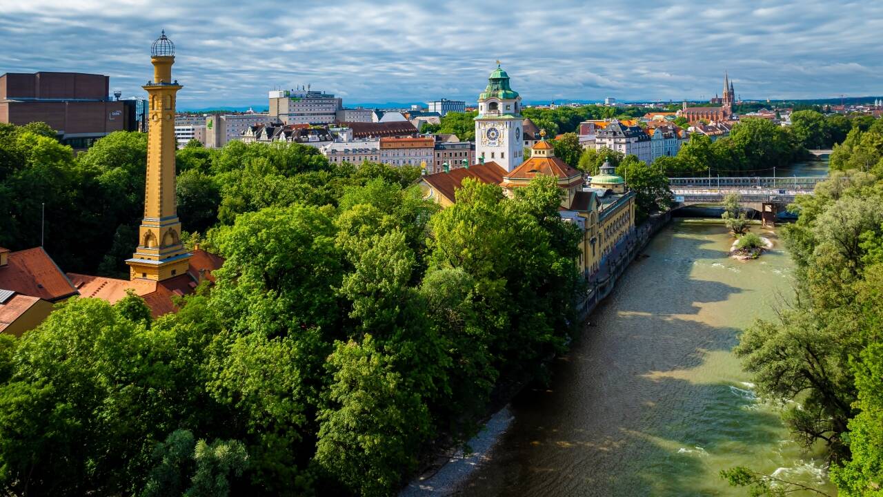 Fra hotellet kommer du raskt og enkelt inn til Münchens levende sentrum, hvor du har tilgang til kultur, shopping og sightseeing.