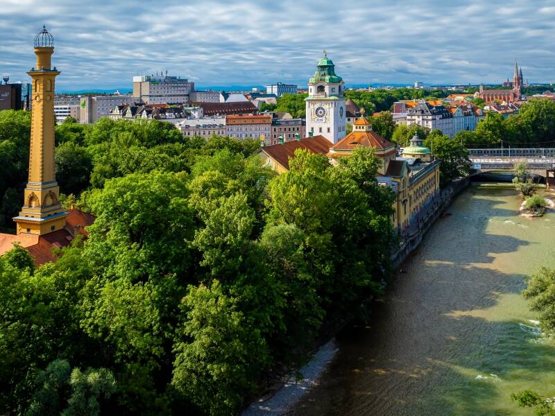 Fra hotellet kommer du raskt og enkelt inn til Münchens levende sentrum, hvor du har tilgang til kultur, shopping og sightseeing.