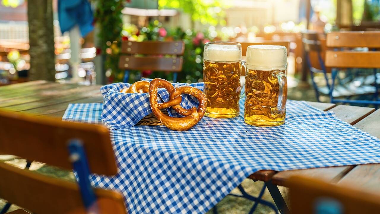Ein Besuch im Hofbräuhaus bietet Ihnen bayerische Tradition, herzhafte Speisen und die typische Bierhallen-Atmosphäre.