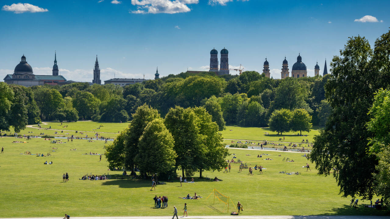 Den engelske hagen i München inviterer til store gressplener, kjente landemerker og en av Europas største byparker.