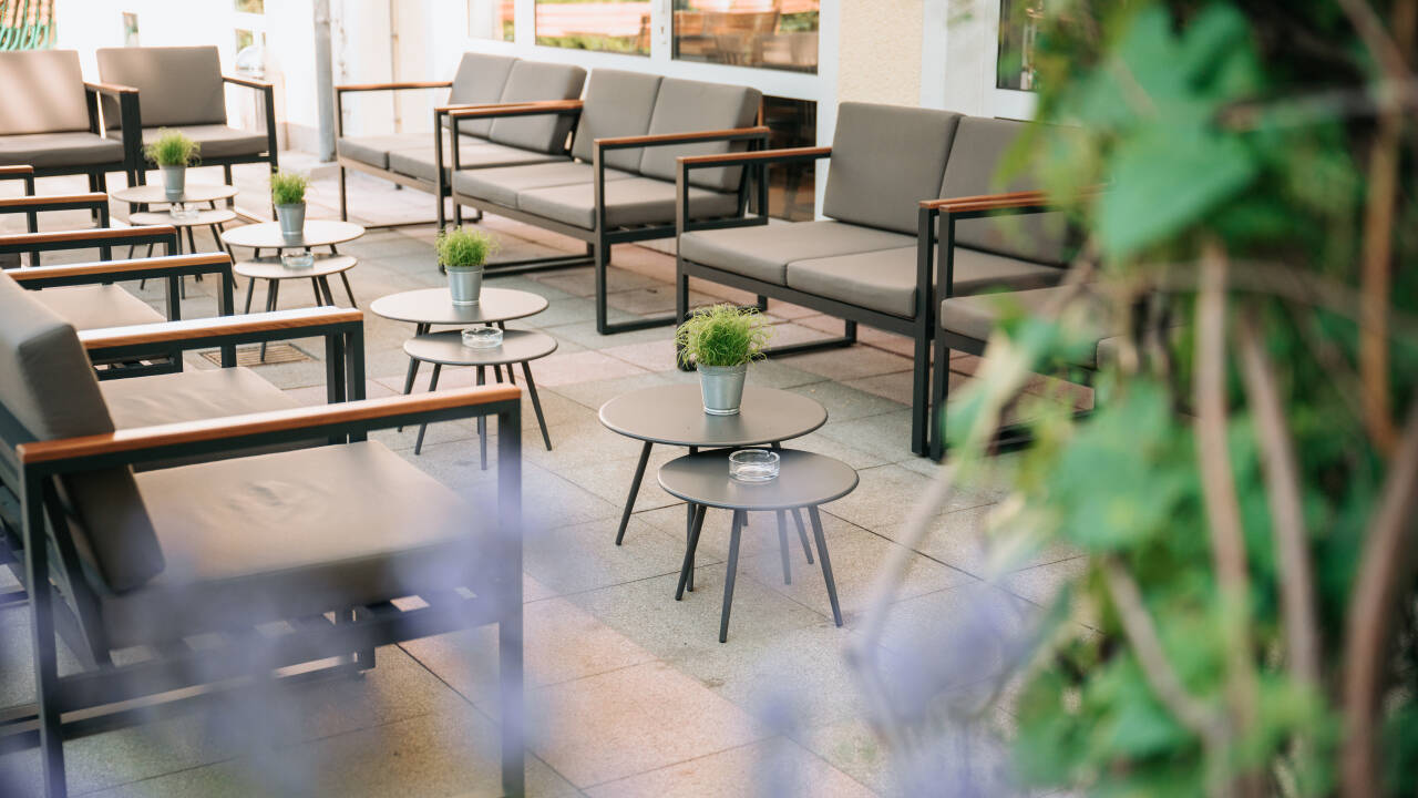 Hotellets terrasse er et skønt sted at slappe af eller nyde morgenmaden.