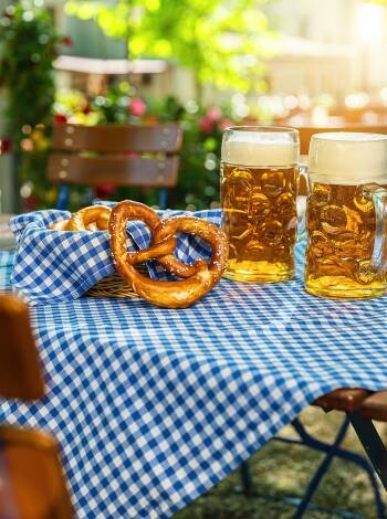 Ett besök på Hofbräuhaus ger dig chansen att uppleva bayerska traditioner, rejäla maträtter och den livliga ölhallsmiljön.