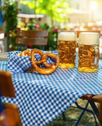 Ein Besuch im Hofbräuhaus bietet Ihnen bayerische Tradition, herzhafte Speisen und die typische Bierhallen-Atmosphäre.
