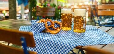 Ein Besuch im Hofbräuhaus bietet Ihnen bayerische Tradition, herzhafte Speisen und die typische Bierhallen-Atmosphäre.