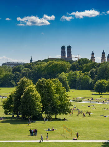 The English Garden in the city invites you to enjoy wide open lawns, iconic landmarks and one of Europe’s largest urban parks.