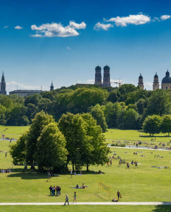 Der Englische Garten lädt ein, weite Wiesen, berühmte Wahrzeichen und einen der größten Stadtparks Europas zu entdecken.
