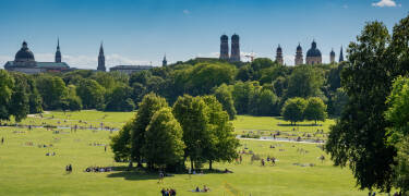 The English Garden in the city invites you to enjoy wide open lawns, iconic landmarks and one of Europe’s largest urban parks.