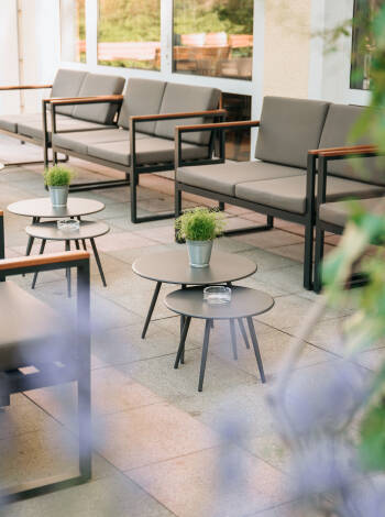 Hotellets terrass är en trevlig plats att koppla av på eller njuta av din frukost.