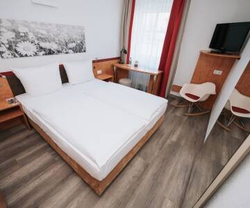 Die modernen Zimmer bieten komfortable Bereiche und praktische Ausstattung für einen entspannten Aufenthalt.