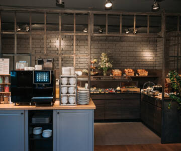 Dagen starter godt med en lækker morgenmad, hvor friske råvarer og god kaffe er i centrum.