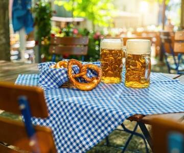 Ein Besuch im Hofbräuhaus bietet Ihnen bayerische Tradition, herzhafte Speisen und die typische Bierhallen-Atmosphäre.