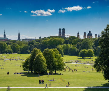 Englischer Garten i staden bjuder in till öppna gräsytor, ikoniska landmärken och är en av Europas största stadsparker.