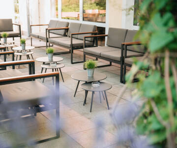 Die Terrasse des Hotels ist ein schöner Ort zum Entspannen oder für ein Frühstück im Freien.