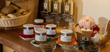 Start the day with a rich breakfast buffet of fresh, regional products.