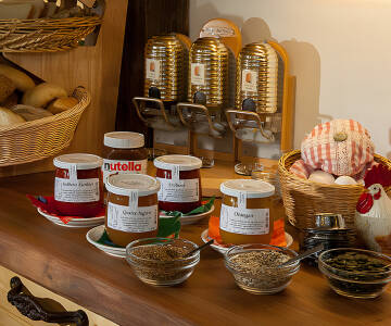 Börja dagen med en riklig frukostbuffé av färska, regionala produkter.