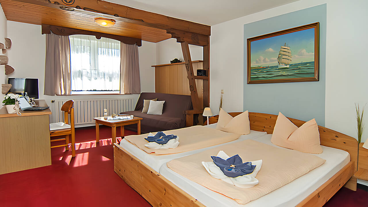 Übernachten Sie in gemütlichen Landhauszimmern, die Komfort und Entspannung bieten.