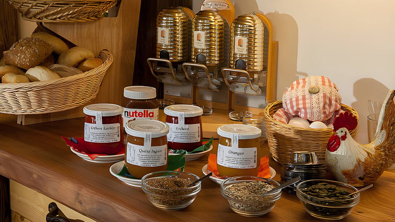 Start dagen med en lækker morgenmadsbuffet med friske, lokale produkter.