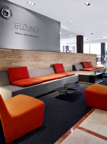 Entspannen Sie in der einladenden Lounge-Bar des Hotels – der ideale Ort für einen Drink nach einem erlebnisreichen Tag in der Stadt.