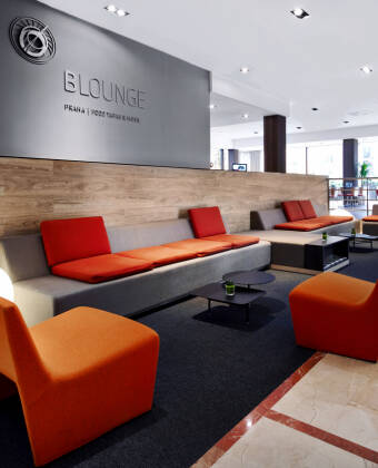 Koppla av i hotellets inbjudande loungebar – den perfekta platsen för en drink efter en dag på stan.
