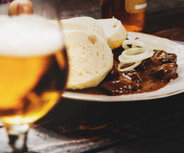 Lassen Sie sich von der vielfältigen Prager Küche begeistern – von traditionellen Gerichten bis hin zur berühmten Bierkultur.