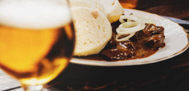 Lassen Sie sich von der vielfältigen Prager Küche begeistern – von traditionellen Gerichten bis hin zur berühmten Bierkultur.