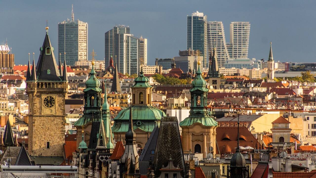 Njut av det bästa av två världar med ett boende i Prags moderna distrikt, samtidigt som den historiska stadskärnan bara är en kort och smidig tunnelbaneresa bort.