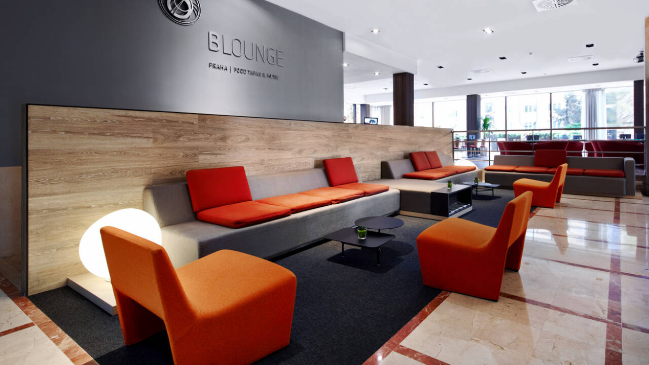 Entspannen Sie in der einladenden Lounge-Bar des Hotels – der ideale Ort für einen Drink nach einem erlebnisreichen Tag in der Stadt.