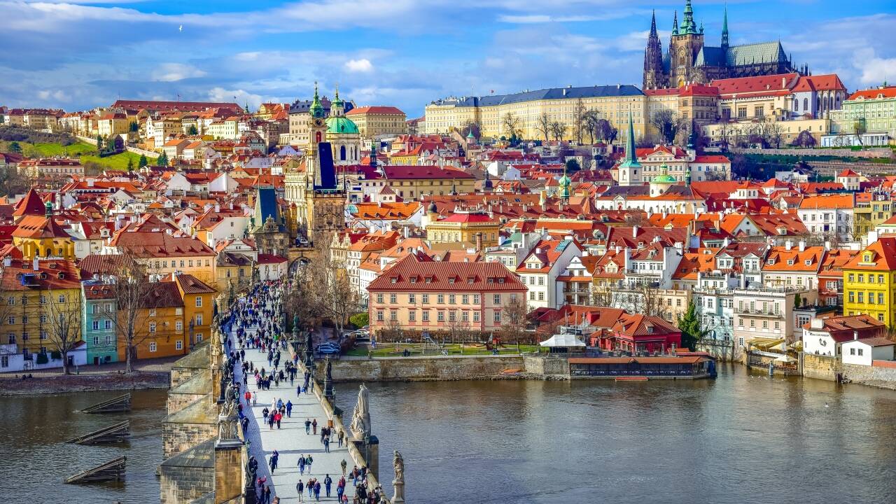 Entdecken Sie den Zauber von Prag – eine Stadt voller beeindruckender historischer Sehenswürdigkeiten, verwinkelter Gassen und einzigartiger Atmosphäre.