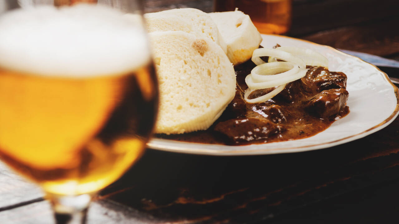 Lassen Sie sich von der vielfältigen Prager Küche begeistern – von traditionellen Gerichten bis hin zur berühmten Bierkultur.