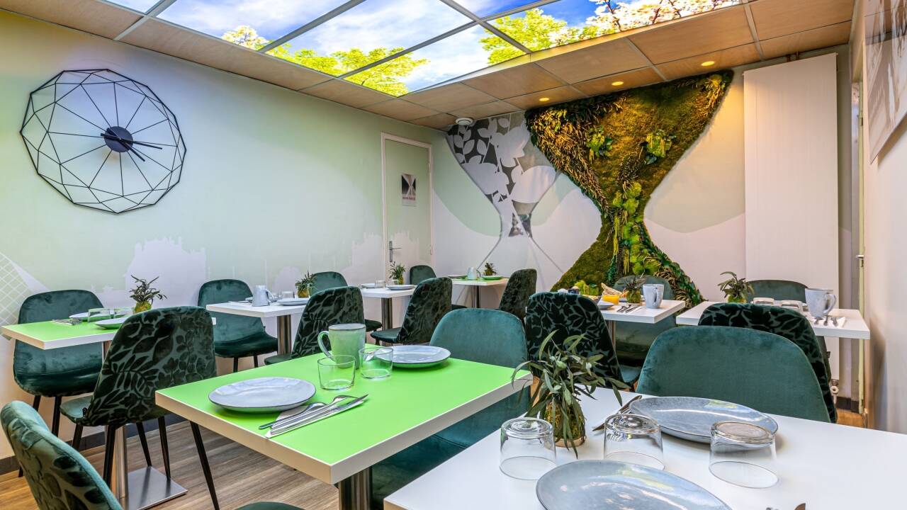 Imponerande design inspirerad av timglaset tillsammans med eleganta, nyrenoverade interiörer.